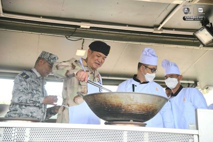 ตรวจความพร้อมรบ “เรือหลวงจักรีนฤเบศร” กลางอ่าวไทย “นายกฯ” โชว์ลีลาผัดกะเพราหมูสับเลี้ยงกำลังพล เล็งจัดหาอาวุธยุทโธปกรณ์เพิ่ม แบบเซอร์ไพรส์เพื่อนบ้าน