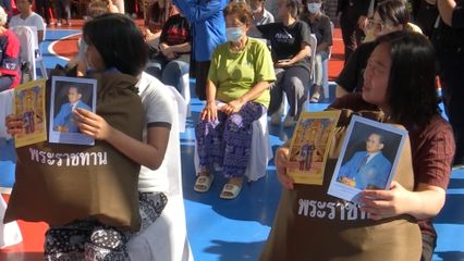 องคมนตรี เชิญถุงพระราชทานและเครื่องอุปโภคบริโภคไปมอบแก่ผู้ประสบอัคคีภัย ชุมชนวัดประชาระบือธรรม เขตดุสิต