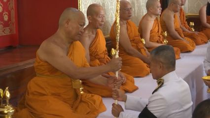 องคมนตรี เชิญสัญญาบัตร พัดยศ และผ้าไตร ไปถวายแด่พระสงฆ์ ที่มีพระบรมราชโองการโปรดพระราชทานสัญญาบัตรตั้งสมณศักดิ์พระราชาคณะ จำนวน 13 รูป