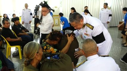 องคมนตรี เชิญเงินพระราชทานสงเคราะห์แก่ครอบครัวผู้ที่เสียชีวิต ถุงพระราชทานและเครื่องอุปโภคบริโภค กับถุงพระราชทานสำหรับเด็ก ไปมอบแก่ราษฎรที่ประสบอัคคีภัยในพื้นที่ชุมชนนิคมมักกะสัน เขตราชเทวี กรุงเทพมหานคร