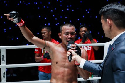 ONE ลุมพินี : เสกสรร อ.ขวัญเมือง ประกาศแขวนนวม ทิ้งทวนตำนานจอมบู๊เกือบ 3 ทศวรรษ
