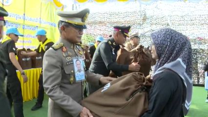 องคมนตรี เชิญถุงพระราชทานและเครื่องอุปโภคบริโภค ไปมอบแก่เจ้าหน้าที่ที่ปฏิบัติหน้าที่ในพื้นที่จังหวัดชายแดนภาคใต้ เพื่อเป็นขวัญและกำลังใจ