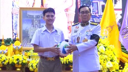พระบาทสมเด็จพระเจ้าอยู่หัว และสมเด็จพระนางเจ้า ฯ พระบรมราชินี พระราชทานอาหาร และอุปกรณ์กีฬา แก่นักเรียน คณะครู และบุคลากร โรงเรียนเทพศิรินทร์ นนทบุรี เพื่อเป็นขวัญกำลังใจ