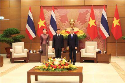พระบาทสมเด็จพระเจ้าอยู่หัว และสมเด็จพระนางเจ้า ฯ พระบรมราชินี ทรงร่วมพิธีรับเสด็จอย่างเป็นทางการ กับทรงพบเลขาธิการใหญ่พรรคคอมมิวนิสต์เวียดนามและประธานาธิบดีแห่งสาธารณรัฐสังคมนิยมเวียดนาม และภริยา และบุคคลสำคัญ
