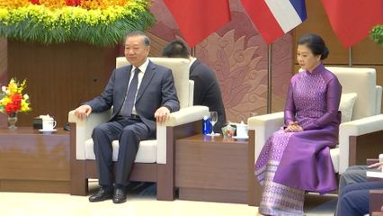 พระบาทสมเด็จพระเจ้าอยู่หัว และสมเด็จพระนางเจ้า ฯ พระบรมราชินี ทรงร่วมพิธีรับเสด็จอย่างเป็นทางการ กับทรงพบเลขาธิการใหญ่พรรคคอมมิวนิสต์เวียดนามและประธานาธิบดีแห่งสาธารณรัฐสังคมนิยมเวียดนาม และภริยา และบุคคลสำคัญ