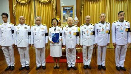 พลเอก สุรยุทธ์ จุลานนท์ ประธานองคมนตรี เชิญสารานุกรมไทยสำหรับเยาวชนฯ เล่ม 46 ฉบับพระราชทาน มอบแก่หน่วยงานที่เกี่ยวข้อง