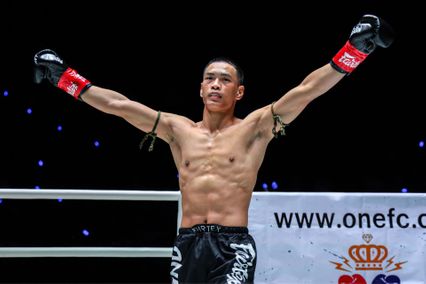 ONE ลุมพินี : เพชรสยาม น้ำดื่มทีทูเอวอเตอร์อุบล พร้อมสาดแข้งปิดเกมไว หวัง จงเฉียน