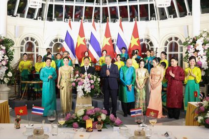 พระบาทสมเด็จพระเจ้าอยู่หัว และสมเด็จพระนางเจ้า ฯ พระบรมราชินี ทรงร่วมงานถวายพระกระยาหารค่ำอย่างเป็นทางการ ในโอกาสเสด็จพระราชดำเนินเยือนสาธารณรัฐสังคมนิยมเวียดนาม